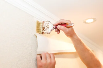Pose de papier peint à Chablis — revêtements muraux et toiles de verre